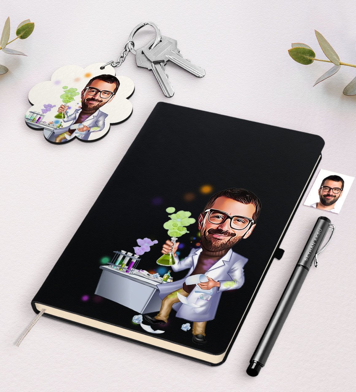 Kişiye Özel Erkek Fen Bilimleri Öğretmeni Karikatürlü Siyah Defter Kalem Ve Anahtarlık Hediye Seti-2