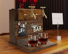 BK Gift Kişiye Özel Kabartma İsimli ve Tarihli Çift Musluklu Doğal Ahşap İçki Standı-3, İçki Standı, Doğum Günü Hediyesi, Ev Hediyesi