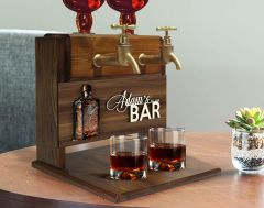 BK Gift Kişiye Özel Kabartma İsimli ve Tarihli Çift Musluklu Doğal Ahşap İçki Standı-2, İçki Standı, Doğum Günü Hediyesi, Ev Hediyesi