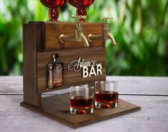 BK Gift Kişiye Özel Kabartma İsimli ve Tarihli Çift Musluklu Doğal Ahşap İçki Standı-2, İçki Standı, Doğum Günü Hediyesi, Ev Hediyesi
