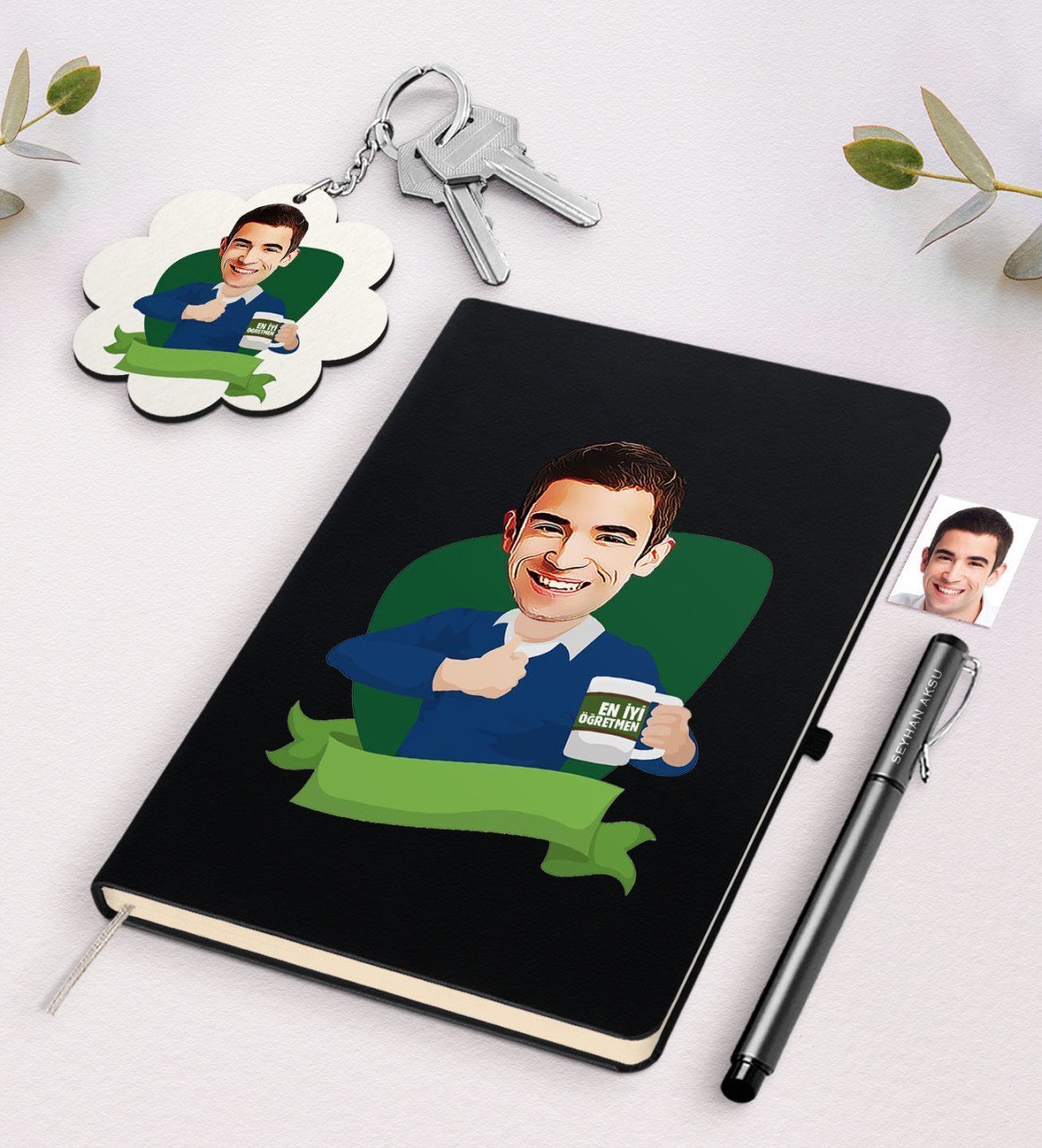 Kişiye Özel Erkek En İyi Öğretmen Karikatürlü Siyah Defter Kalem Ve Anahtarlık Hediye Seti-1