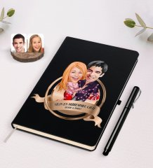 Kişiye Özel Yılın En Mükemmel Çifti Karikatürlü Siyah Defter ve Kalem Hediye Seti-2