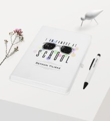 Kişiye Özel Okulda Ünlüyüm Temalı Beyaz Defter Kalem Hediye Seti - 2