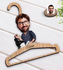 Kişiye Özel Erkek Yönetmen Karikatürlü Standart Boy Ahşap Elbise Askısı-1