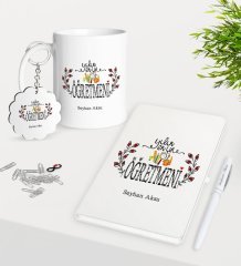 Kişiye Özel Yılın En İyi Öğretmeni Kupa Anahtarlık Beyaz Defter Kalem Hediye Seti-2