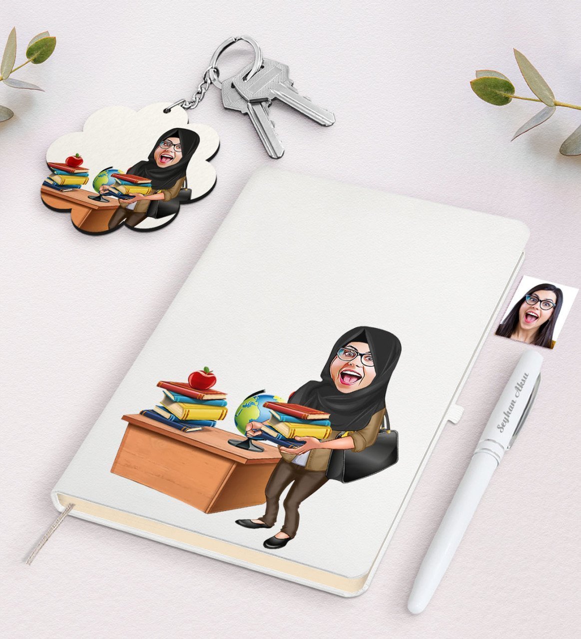Kişiye Özel Bayan Öğretmen Karikatürlü Beyaz Defter Kalem Ve Anahtarlık Hediye Seti-8