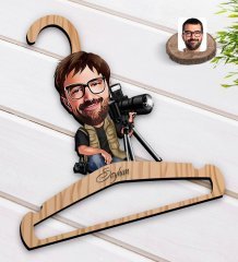 Kişiye Özel Erkek Fotoğrafçı Karikatürlü Standart Boy Ahşap Elbise Askısı-1