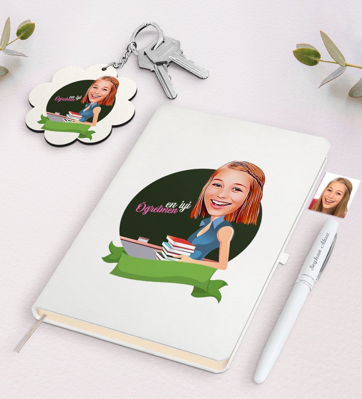 Kişiye Özel Bayan En İyi Öğretmen Karikatürlü Beyaz Defter Kalem Ve Anahtarlık Hediye Seti-1