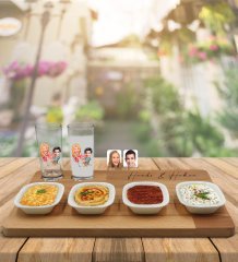 Kişiye Özel Sevgililer Karikatürlü 2’li Rakı Bardağı ve Meze Tabaklı Doğal Masif Ahşap Servis Sunum Tepsisi Model 19