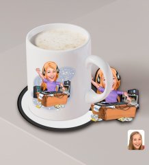 Kişiye Özel Kadın Radyocu Karikatürlü Beyaz Kupa ve Ahşap Bardak Altlığı Hediye Seti-1
