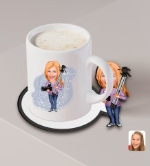Kişiye Özel Kadın Fotoğrafçı Karikatürlü Beyaz Kupa ve Ahşap Bardak Altlığı Hediye Seti-1