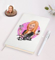 Kişiye Özel Kadın Dövme Sanatçısı Karikatürlü Beyaz Defter ve Kalem Hediye Seti-1