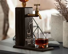BK Gift Kişiye Özel Kabartma İsimli Musluklu Siyah(Ebony) Ahşap Viski Standı, Viski Çeşmesi, Doğum Günü Hediyesi, Ev Hediyesi, İçecek Dispenseri-4