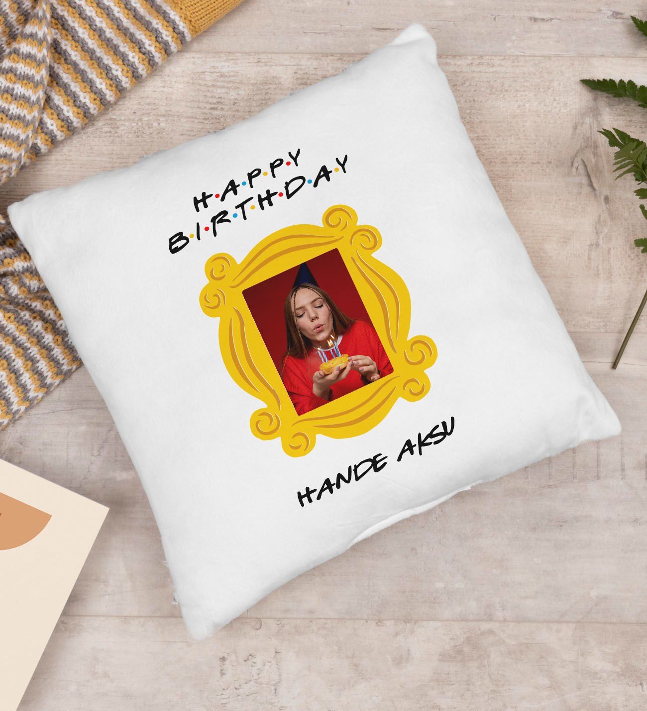 BK Gift Kişiye Özel Fotoğraflı Friends Monica’s Kapı Çerçevesi Tasarımlı Happy Birthday Yastık-4