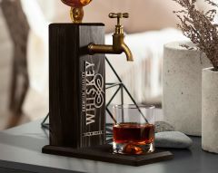 BK Gift Kişiye Özel Kabartma İsimli Musluklu Siyah(Ebony) Ahşap Viski Standı, Viski Çeşmesi, Doğum Günü Hediyesi, Ev Hediyesi, İçecek Dispenseri-3