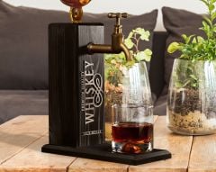 BK Gift Kişiye Özel Kabartma İsimli Musluklu Siyah(Ebony) Ahşap Viski Standı, Viski Çeşmesi, Doğum Günü Hediyesi, Ev Hediyesi, İçecek Dispenseri-3