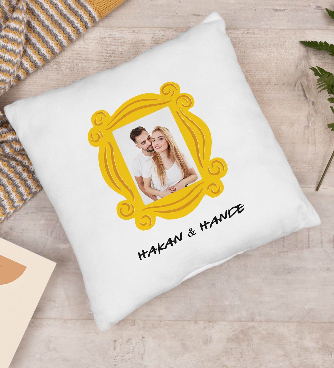 BK Gift Kişiye Özel Fotoğraflı Friends Monica’s Kapı Çerçevesi Tasarımlı Yastık-3