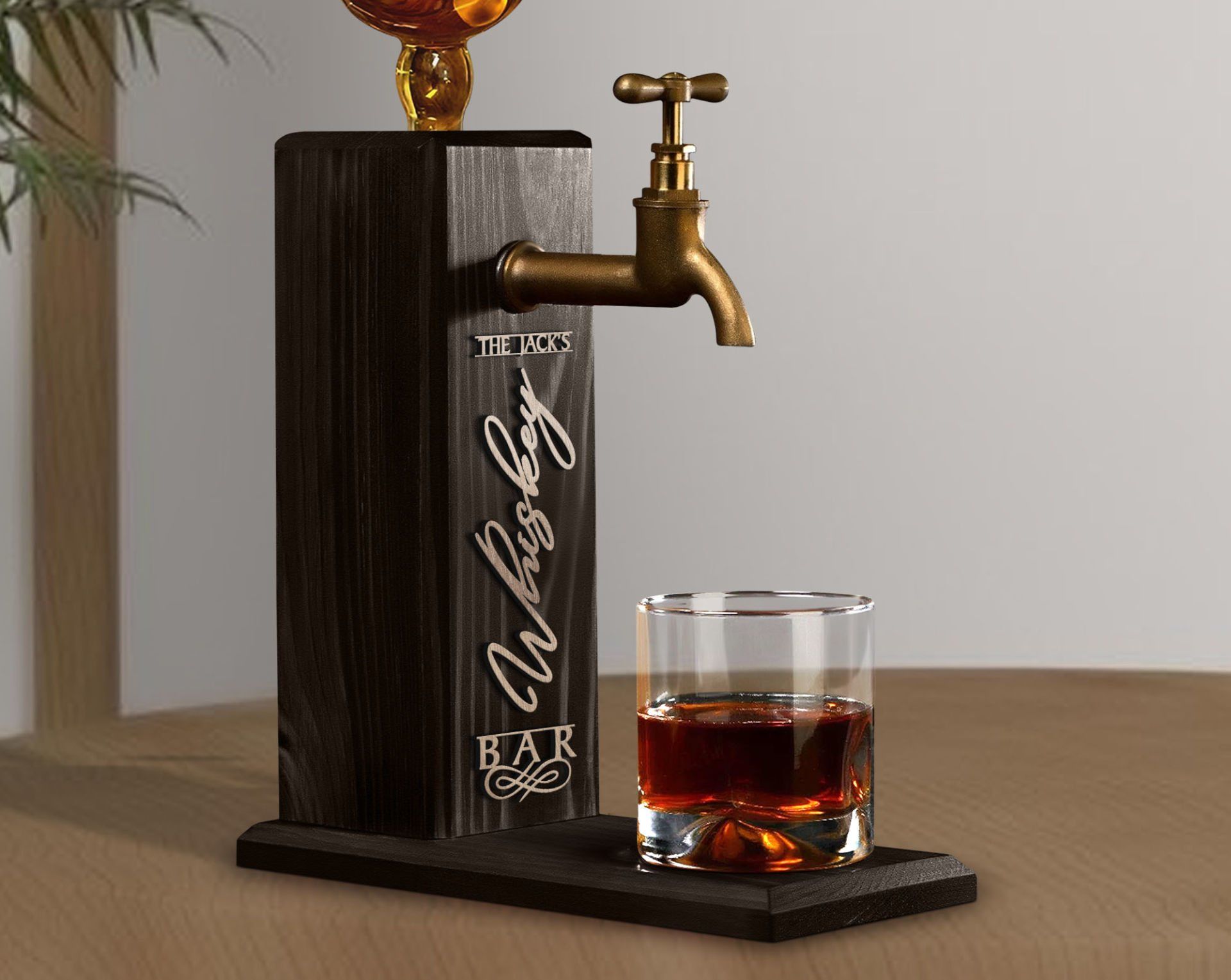 BK Gift Kişiye Özel Kabartma İsimli Musluklu Siyah(Ebony) Ahşap Viski Standı, Viski Çeşmesi, Doğum Günü Hediyesi, Ev Hediyesi, İçecek Dispenseri-2