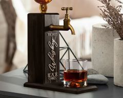 BK Gift Kişiye Özel Kabartma İsimli Musluklu Siyah(Ebony) Ahşap Viski Standı, Viski Çeşmesi, Doğum Günü Hediyesi, Ev Hediyesi, İçecek Dispenseri-2