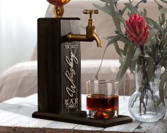 BK Gift Kişiye Özel Kabartma İsimli Musluklu Siyah(Ebony) Ahşap Viski Standı, Viski Çeşmesi, Doğum Günü Hediyesi, Ev Hediyesi, İçecek Dispenseri-2