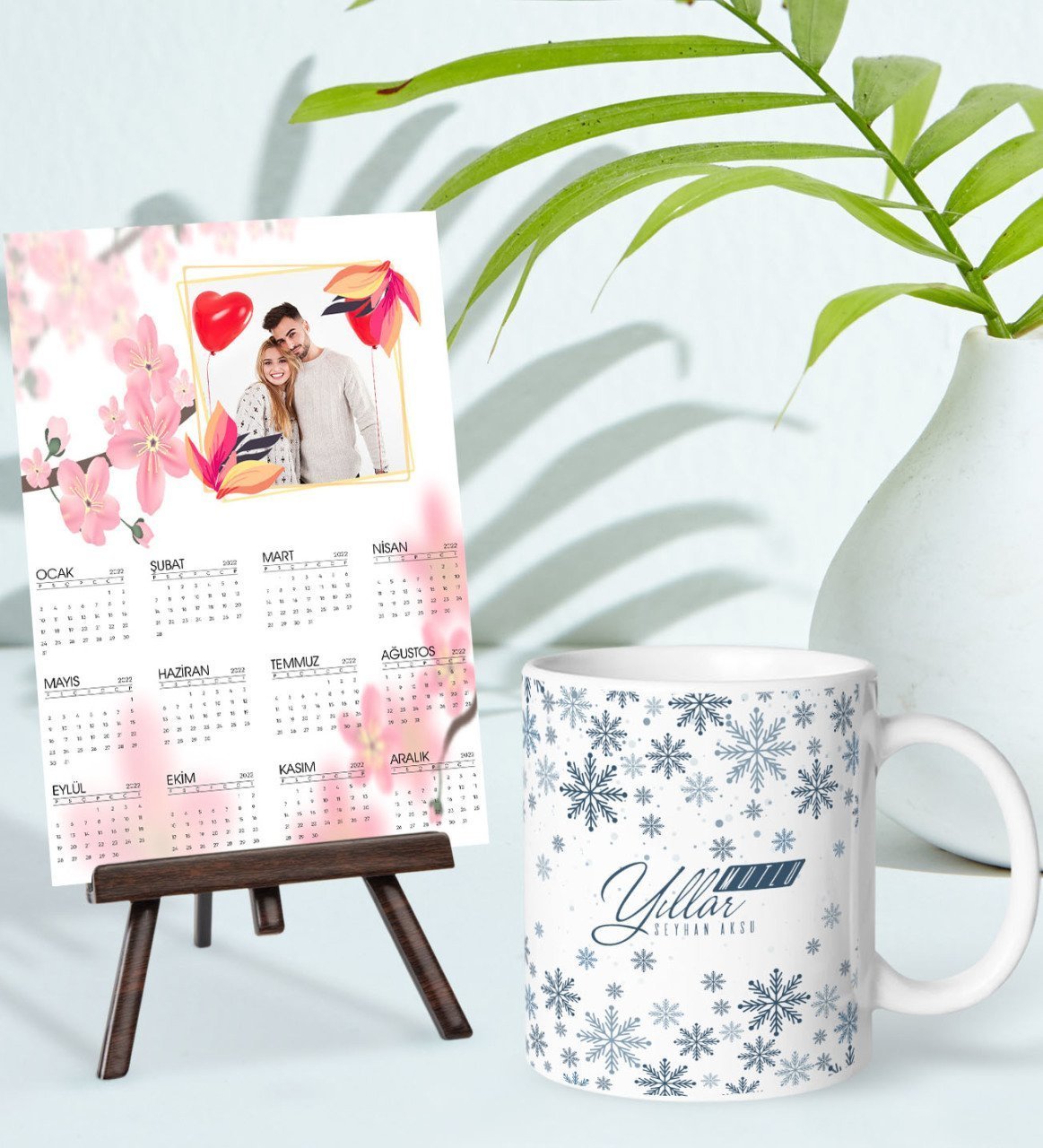 BK Gift Kişiye Özel Yılbaşı Tasarımlı Kupa Bardak ve 13x18cm Fotoğraf Kartlı Şövaleli 2023 Takvim Hediye Seti-53