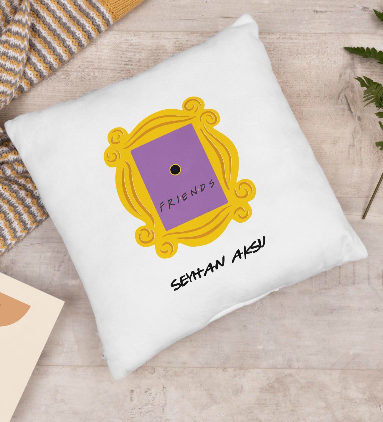 BK Gift Kişiye Özel İsimli Friends Monica’s Kapı Çerçevesi Tasarımlı Yastık-2
