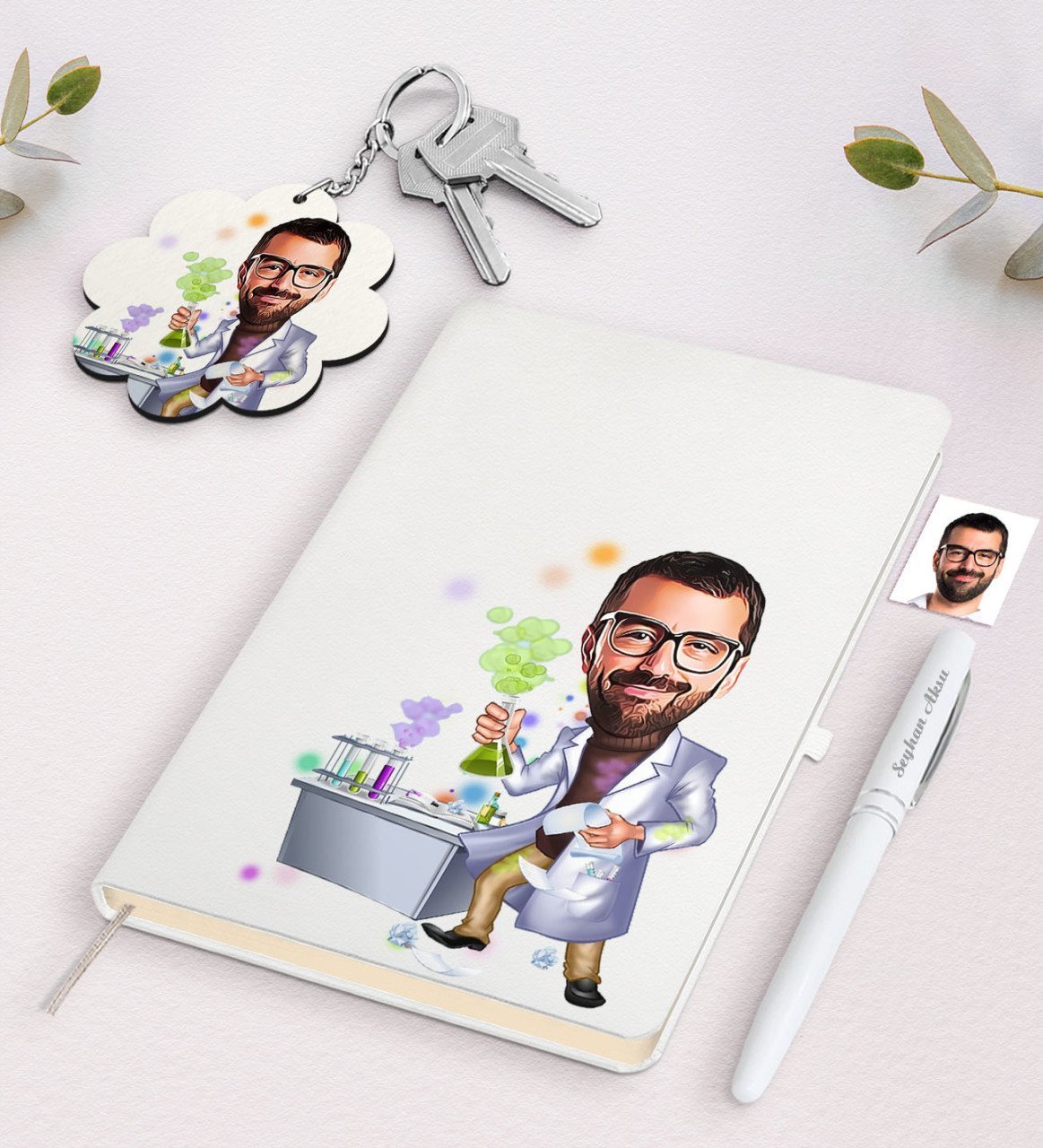 Kişiye Özel Erkek Fen Bilimleri Öğretmeni Karikatürlü Beyaz Defter Kalem Ve Anahtarlık Hediye Seti-2