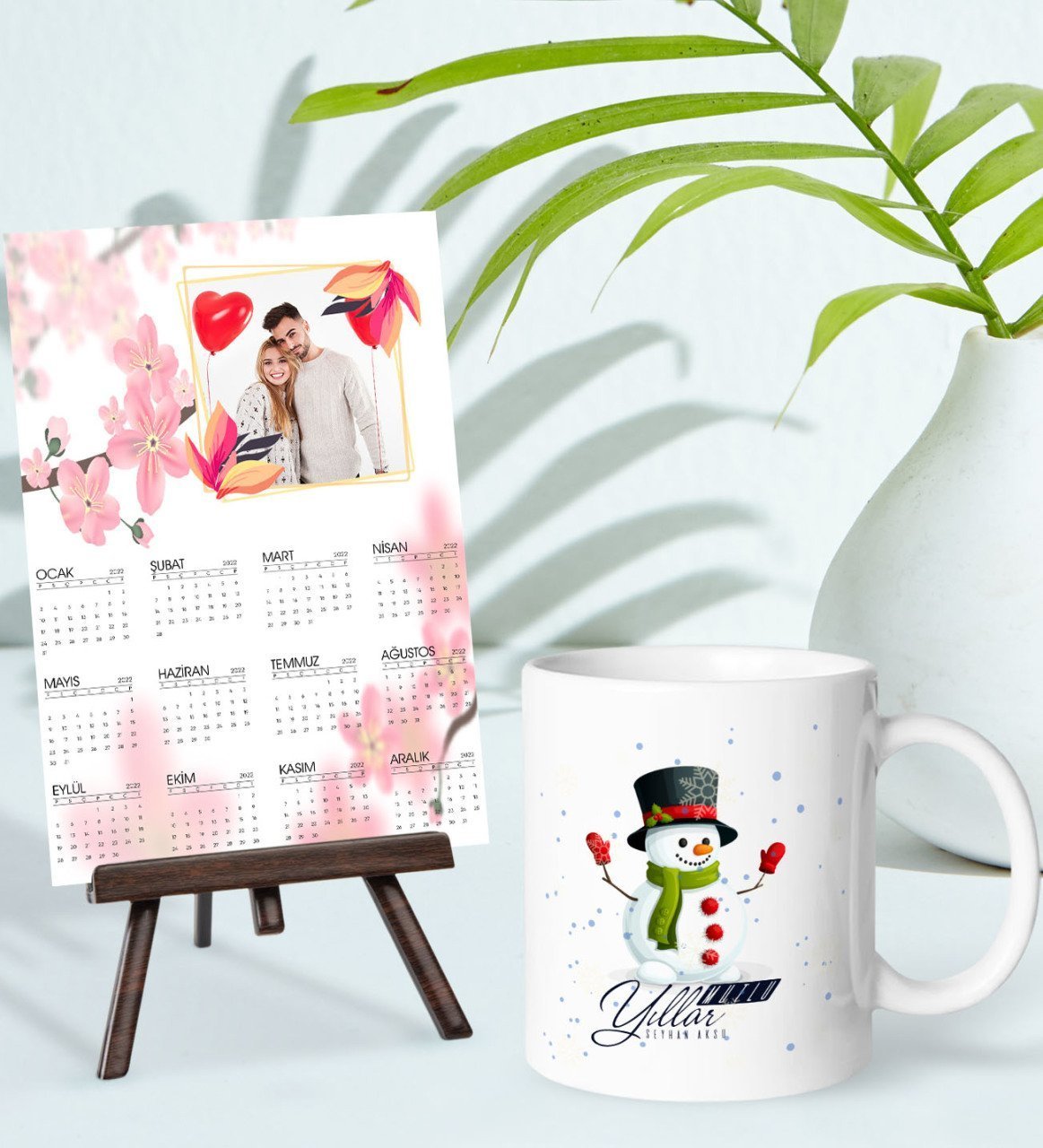 BK Gift Kişiye Özel Yılbaşı Tasarımlı Kupa Bardak ve 13x18cm Fotoğraf Kartlı Şövaleli 2023 Takvim Hediye Seti-52