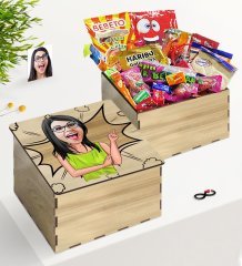 Kişiye Özel Ahşap Kutuda Bayan Karikatürlü Nostaljik Lezzetler Hediye Seti-19