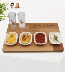 Kişiye Özel Sevgililer Karikatürlü 2’li Rakı Bardağı ve Meze Tabaklı Doğal Masif Ahşap Servis Sunum Tepsisi Model 11