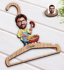 Kişiye Özel Erkek Mangalcı Karikatürlü Standart Boy Ahşap Elbise Askısı-1