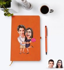 Kişiye Özel Sevgililer Karikatürlü Turuncu Termo Deri Defter Kalem Seti Model 108