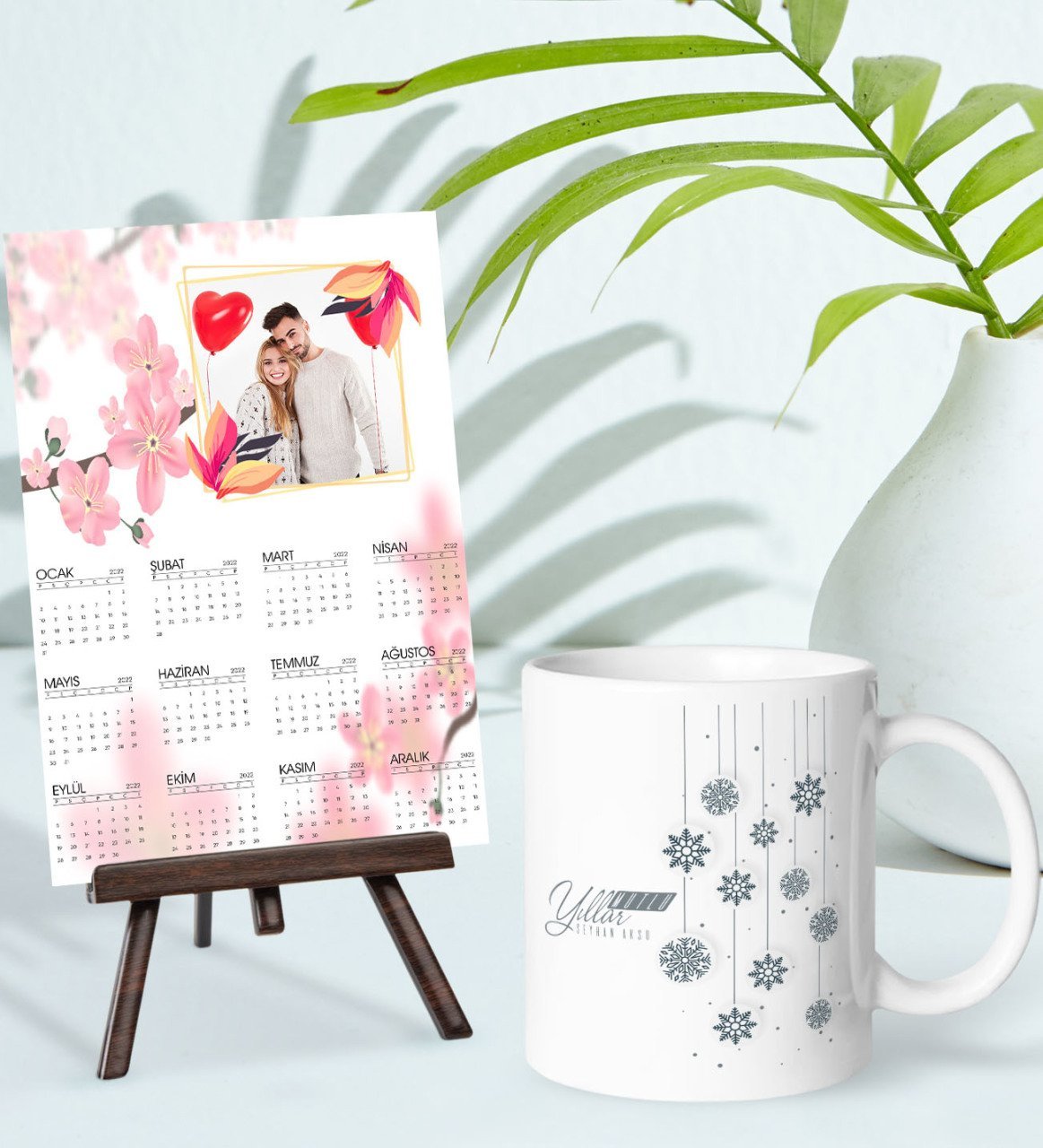 BK Gift Kişiye Özel Yılbaşı Tasarımlı Kupa Bardak ve 13x18cm Fotoğraf Kartlı Şövaleli 2023 Takvim Hediye Seti-46