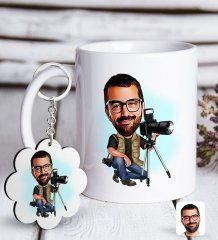 Kişiye Özel Erkek Profesyonel Fotoğrafçı Karikatürlü Beyaz Kupa ve Anahtarlık Hediye Seti-1