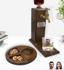 Kişiye Özel Sevgililer Karikatürlü Viski Bardağı & Ahşap İçki Standı & Ahşap Sunum Tabağı Çerezlik Hediye Seti-97