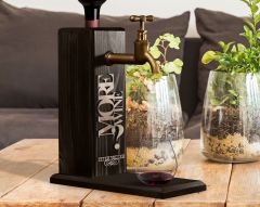 BK Gift Kişiye Özel Kabartma İsimli Musluklu Siyah(Ebony) Ahşap Şarap Standı, Şarap Çeşmesi, Doğum Günü Hediyesi, Ev Hediyesi, İçecek Dispenseri-12