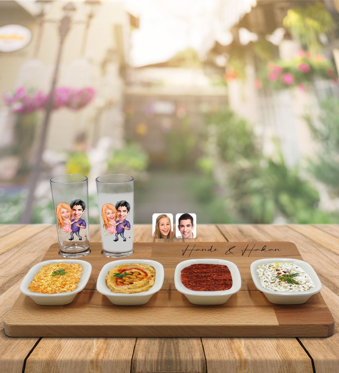 Kişiye Özel Sevgililer Karikatürlü 2’li Rakı Bardağı ve Meze Tabaklı Doğal Masif Ahşap Servis Sunum Tepsisi Model 3