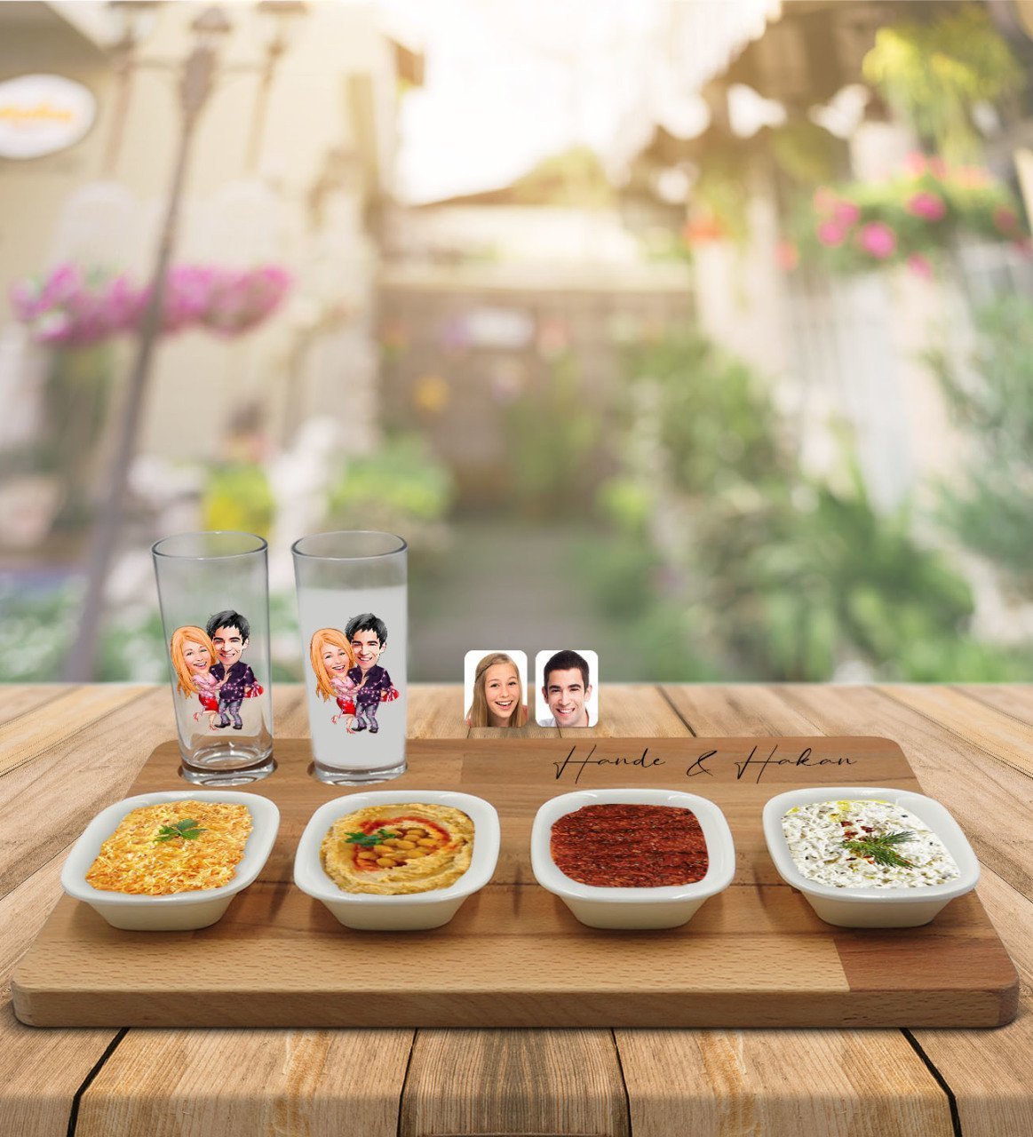 Kişiye Özel Sevgililer Karikatürlü 2’li Rakı Bardağı ve Meze Tabaklı Doğal Masif Ahşap Servis Sunum Tepsisi Model 2