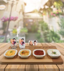 Kişiye Özel Sevgililer Karikatürlü 2’li Rakı Bardağı ve Meze Tabaklı Doğal Masif Ahşap Servis Sunum Tepsisi Model 2