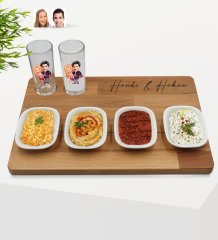 Kişiye Özel Sevgililer Karikatürlü 2’li Rakı Bardağı ve Meze Tabaklı Doğal Masif Ahşap Servis Sunum Tepsisi Model 2