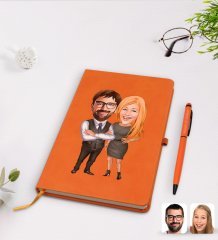 Kişiye Özel Sevgililer Karikatürlü Turuncu Termo Deri Defter Kalem Seti Model 100