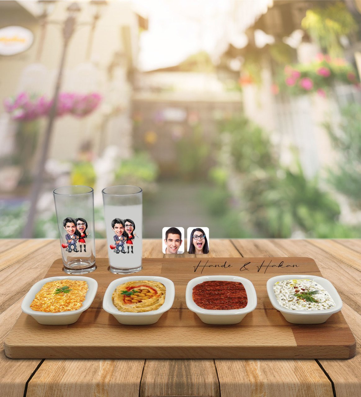 Kişiye Özel Sevgililer Karikatürlü 2’li Rakı Bardağı ve Meze Tabaklı Doğal Masif Ahşap Servis Sunum Tepsisi Model 1