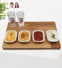 Kişiye Özel Sevgililer Karikatürlü 2’li Rakı Bardağı ve Meze Tabaklı Doğal Masif Ahşap Servis Sunum Tepsisi Model 1