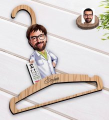 Kişiye Özel Erkek Göz Doktoru Karikatürlü Standart Boy Ahşap Elbise Askısı-1