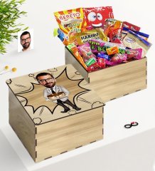 Kişiye Özel Ahşap Kutuda Bay Doğum Günü Karikatürlü Nostaljik Lezzetler Hediye Seti-4
