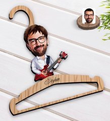 Kişiye Özel Erkek Gitarist Karikatürlü Standart Boy Ahşap Elbise Askısı-2