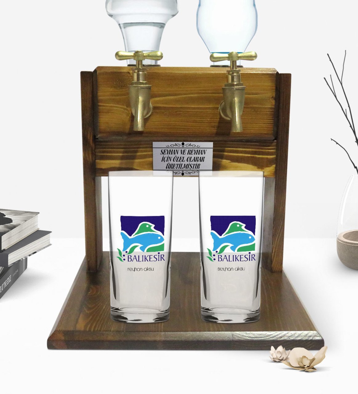 Kişiye Özel Renkli Baskılı Balıkesir Tasarımlı Turistik İkili Rakı Bardağı ve Çift Musluklu Doğal Ahşap Rakı Standı-1