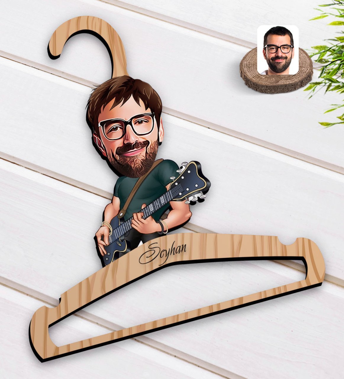 Kişiye Özel Erkek Gitarist Karikatürlü Standart Boy Ahşap Elbise Askısı-1