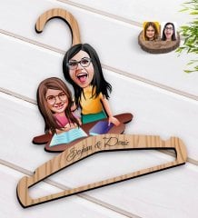 Kişiye Özel Anne Kız Karikatürlü Standart Boy Ahşap Elbise Askısı-1
