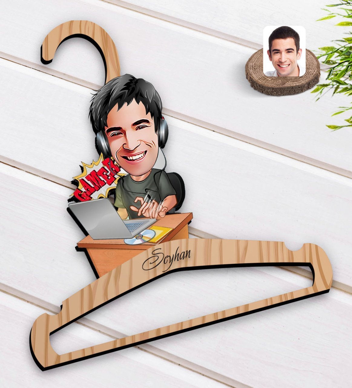 Kişiye Özel Erkek Gamer Karikatürlü Standart Boy Ahşap Elbise Askısı-1